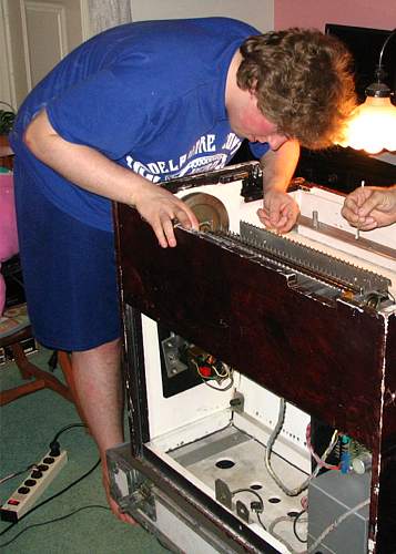 Jimmy Moore cleaning up Mellotron M400 #408